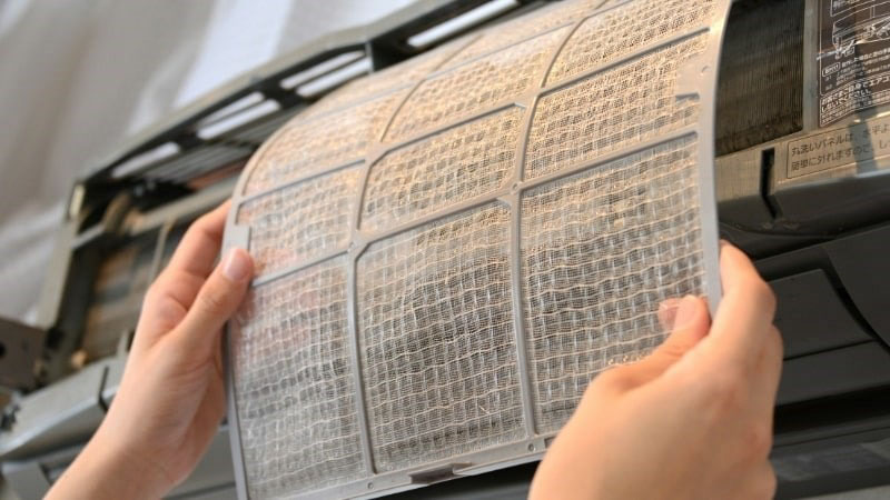 Lưới lọc bụi bám bẩn quá nhiều khiến máy lạnh không thể chạy được