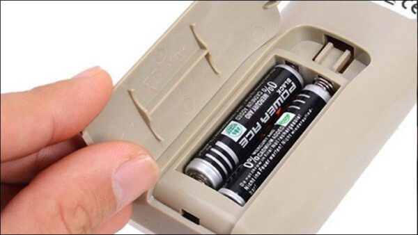 Pin trong remote lâu ngày cần được thay mới